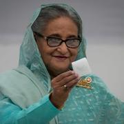 Sheikh Hasina röstar i Dhaka tidigare i dag.