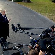 President Donald Trump svarar på pressens frågor utanför Vita huset