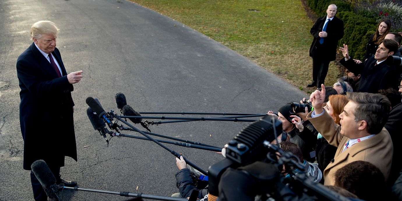 President Donald Trump svarar på pressens frågor utanför Vita huset