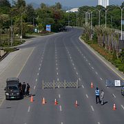 Polisen vid en barrikad i Islamabad.