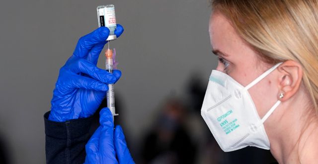 Arkivbild: En sjuksköterska i USA förbereder en dos av Modernas vaccin Rich Pedroncelli / TT NYHETSBYRÅN