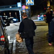 Polisens tekniker utanför porten där en man hittades död på söndagsmorgonen