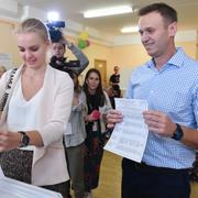 Aleksej Navalnyj och hans dotter Daria röstar.