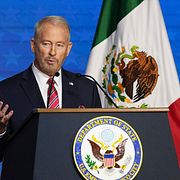 USA:s ambassadör Ronald Johnson.