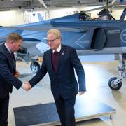 Arkivbild: Saab-chefen Jonas Hjelm tackar försvarsminister Peter Hultqvist framför den första serietillverkade JAS 39 Gripen E.