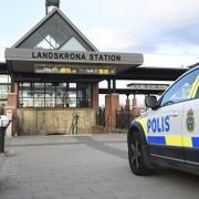 Polisbil vid Landskrona tågstation. Arkivbild.