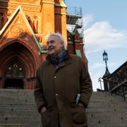 Ordförande Hans von Schreeb framför S:t Johannes kyrka i Stockholm i samband med försäljningen förra året.