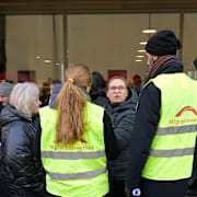 Asylsökande köar utanför migrationsverket i Sundbyberg. Arkivbild. 