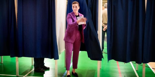 Danmarks statsminister Mette Frederiksen (S) lägger sin röst. Liselotte Sabroe / AP