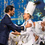 Prins Carl Philip gratulerar Ida Bauhn.