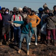 En grupp människor försöker hindra plundrare från att ta sig in i ett köpcentrum i Johannesburg.