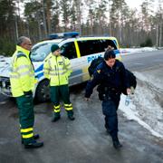 Polisen sökte intensivt i skogarna kring huset efter morden.