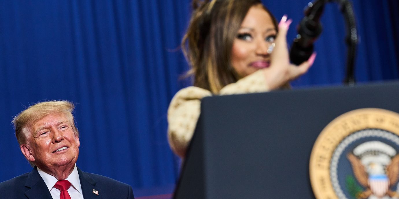 Trump och Nicki Minaj under kampanjmötet i Michigan under natten.
