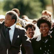 Winnie och Nelson Mandela lämnar fängelset 1990.