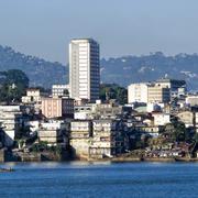 Sierra Leones huvudstad Freetown sett från hamnen. Bilden är tagen i ett annat sammanhang.