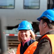 Finansminister Magdalena Andersson och statsminister Stefan Löfven besöker lokstallarna i Sundbyberg.