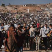 Palestinier väntar på nödhjälp vid en hjälpstation.