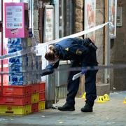 Polisens kriminaltekniker på Möllevångstorget efter skjutningen i lördags.