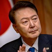 Sydkoreas president Yoon Suk Yeol applåderar. Arkivbild. 