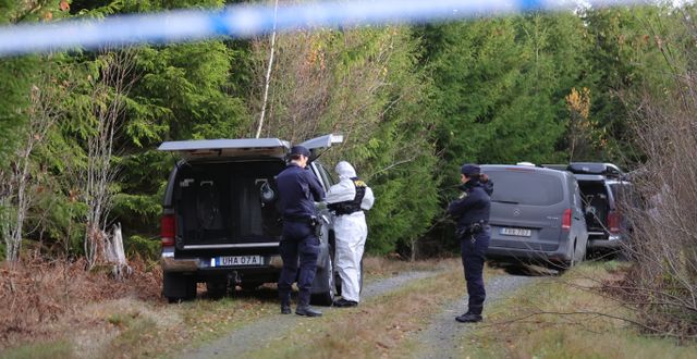 Polisens tekniker på platsen utanför Vetlanda där den försvunna 21-åriga kvinnan från Vetlanda hittades död. Adam Ihse/TT