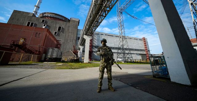 Rysk vakt utanför kärnkraftverket i Zaporizjzja, 1 maj AP