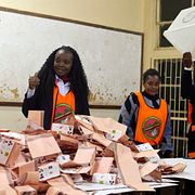 Valarbetare räknar röster i Lusaka.