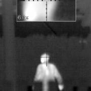 Fotografier säkrede i den misstänktes mobil tagna genom värmesikte. Skottsituationen