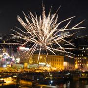 Fyrverkeri över Skeppsbron i Stockholm på nyårsafton 2013.