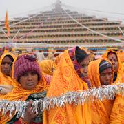 Hinduer deltar i en religiös ceremoni i Ayodhya i dag. I morgon invigs templet Mandir Ram i staden.