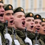 Soldater marscherar i St Petersburg under repetition inför firandet av segerdagen. Dmitri Lovetsky / AP