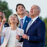 Ursula von der Leyen omgiven bland andra  Charles Michel, Justin Trudeau och Joe Biden.  Till höger Emmanuel Macron. Från G7-möte 13 juni.