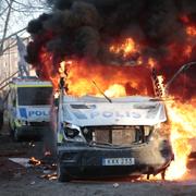 Brinnande polisbuss i Örebro.