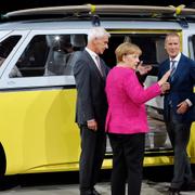 Tysklands förbundskansler Angela Merkel står framför VW:s eldrivna mikrobuss tillsammans med VW-koncernens vd Matthias Müller och VW Cars vd Herbert Diess vid bilmässan i Frankfurt i höstas. 