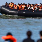 Experter som The Guardian talat med tvivlar på att programmet räcker för att minska småbåtsresorna. Hittills i år har 18 609 personer tagit sig till Storbritannien den vägen.