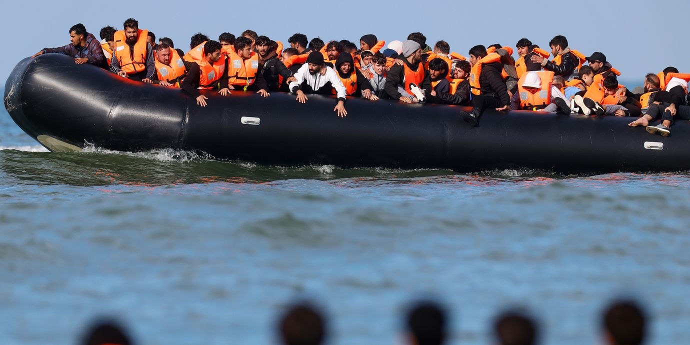 Experter som The Guardian talat med tvivlar på att programmet räcker för att minska småbåtsresorna. Hittills i år har 18 609 personer tagit sig till Storbritannien den vägen.