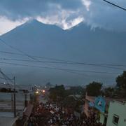 Människor bär kistor till kyrkogården i San Juan Alotenango, Guatemala. 