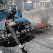 Människor demonstrerar mot gängvåldet i Port-au-Prince, Haiti, i februari i år. 