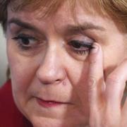 SNP:s partiledare Nicola Sturgeon får en kram under valnatten. 