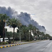 Rök efter en tidigare attack mot Kuwait under kriget.