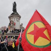 PKK-flagga vid demonstration i Paris. Illustrationsbild. 