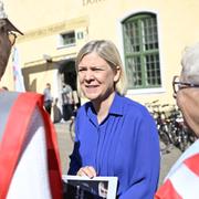 Socialdemokraternas partiledare Magdalena Andersson (S) på väg till tidiga morgonintervjuer på onsdagsmorgonen under politikerveckan i Almedalen i Visby. 