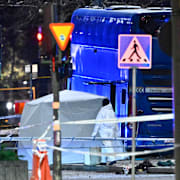 Bussen på olycksplatsen under fredagskvällen.