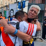 Supportrar för fienderna River Plate och Boca Juniors förenas i sorgen.