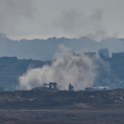 Rök stiger över Gaza.