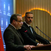 Irans utrikesminister Abbas Araghchi närmast kameran. I bakgrunden syns Turkiets dito Hakan Fidan.