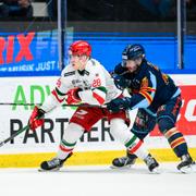 Moras Michael Brandsegg-Nygård och Djurgårdens Axel Andersson under semifinal ett i Hockeyallsvenskan mellan Djurgården och Mora den 2 april 2024 i Stockholm. 
