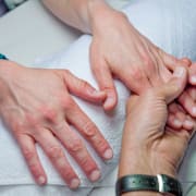 Om du till exempel får naglarna fixade av någon som jobbar under hot eller tvång kan du bli dömd till fängelse, enligt utredningens förslag.