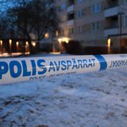 Polisavspärrningar utanför bostaden.