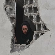 En skadad iransk byggnad till följd av amerikansk-israeliska attacker.