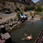 En badplats i den nästan uttorkade Colinafloden nära Santiago, Chile. 